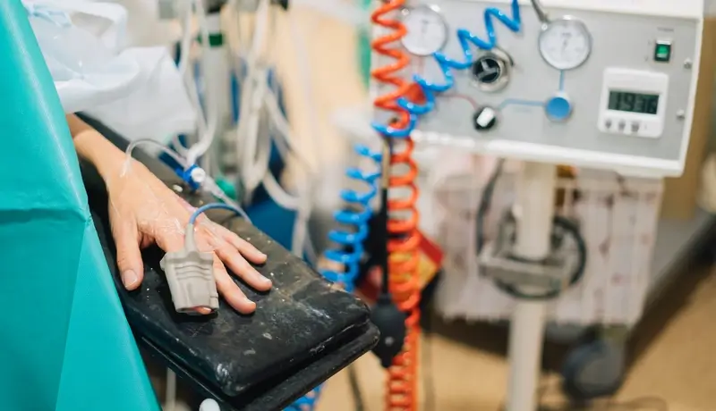 Χέρι ασθενούς με παλμικό οξύμετρο σε μονάδα εντατικής θεραπείας.